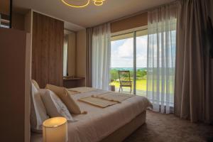 Postel nebo postele na pokoji v ubytování Iris Croatica J - deluxe apartment with shared pool, awarded BEST APARTMENT IN CROATIA 2024