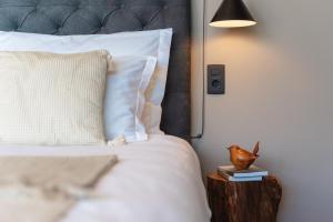Postel nebo postele na pokoji v ubytování Iris Croatica J - deluxe apartment with shared pool, awarded BEST APARTMENT IN CROATIA 2024