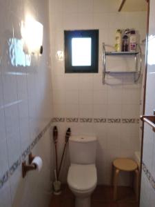 een kleine badkamer met een toilet en een raam bij El Relax de Sanabria in Trefacio