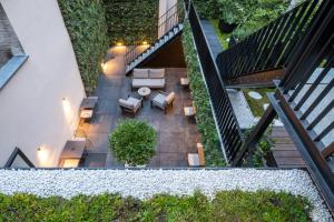 O grădină în afara ONE TWO FOUR - Hotel & Spa
