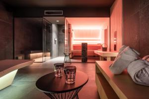 een badkamer met een tafel en twee glazen erop bij ONE TWO FOUR - Hotel & Spa in Gent