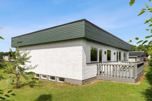 una pequeña casa blanca con techo negro en Villa nära Varberg och Ullared en Varberg