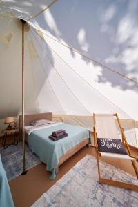 Tempat tidur dalam kamar di glamping Shangri la