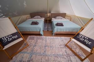 的住宿－glamping Shangri la，帐篷内带两张床的房间