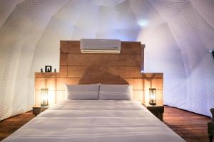 เตียงในห้องที่ Casa Domo Glamping by BajaHomeStays