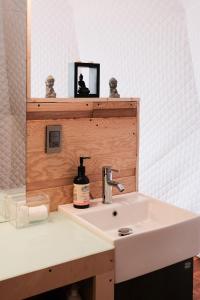 y baño con lavabo y espejo. en Casa Domo Glamping by BajaHomeStays, en Francisco Zarco