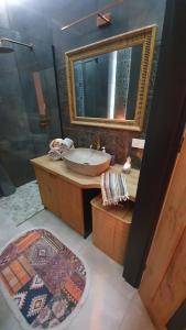 y baño con lavabo y espejo. en Apartment in city center, en Przemyśl