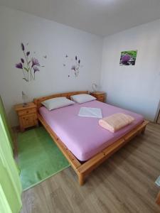 sypialnia z dużym łóżkiem z fioletowym materacem w obiekcie Apartments Lana w Puli