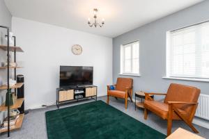 A seating area at 3 Bedroom Large House, Contractors, Families, Free Parking