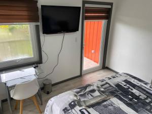 una camera con letto e TV a parete di Casa Nueva en Parcela de Agrado a Valdivia