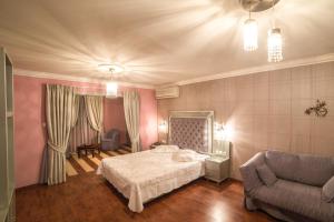 Säng eller sängar i ett rum på Delphi Art Hotel