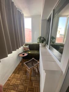un corridoio con divano e tavolo in una stanza di JACOBS LUXURY Apartaments a Râmnicu Vâlcea