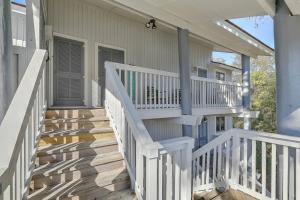 une terrasse couverte avec des balustrades blanches sur une maison dans l'établissement Lagoon Villa 22 - Private Villa! Close Walk to Beach!, à Isle of Palms