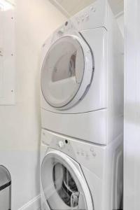 una lavadora y secadora blancas en una habitación en Lagoon Villa 22 - Private Villa! Close Walk to Beach! en Isle of Palms