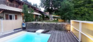 Andon的住宿－Gîte de Montagne Salle de Fête Thorenc，一座游泳池,位于一座建筑旁的院子内
