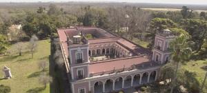 una vista aérea de una gran casa con en La Deola en Concepción del Uruguay