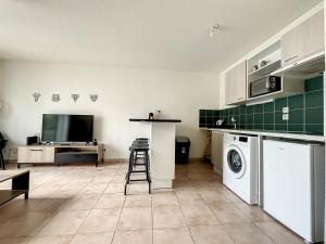a kitchen with a tv and a washing machine at Gare Annemasse Proche GENEVE in Annemasse
