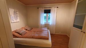 Habitación pequeña con cama y ventana en Moen Booking en Åndalsnes