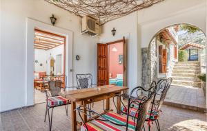 Agia ParaskeviにあるAmazing Home In Agios Vasilios With Wifiのダイニングルーム(テーブル、椅子付)