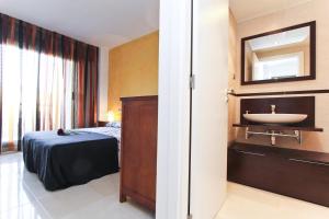 een hotelkamer met een wastafel en een bed bij J Tramuntana Planet Costa Dorada in Salou +31 foto's