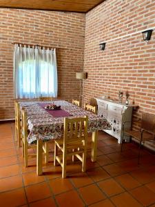 ein Esszimmer mit einem Tisch und Stühlen in der Unterkunft Pintoresca casa con pileta in Yala