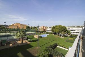 een uitzicht op een park met een speeltuin bij J Tramuntana Planet Costa Dorada in Salou