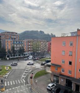 uma cidade com carros estacionados num parque de estacionamento em Vera House - Big solution em Brescia