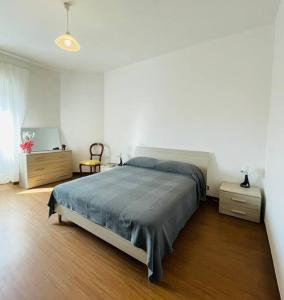 1 dormitorio con 1 cama grande y vestidor en Vera House - Big solution en Brescia