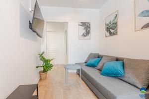 Televízia a/alebo spoločenská miestnosť v ubytovaní 3 APPTS - 3 à 7 lits - Parfait 6 à 10 pers - max 29 pers - 1 immeuble - Convivialité, Rentabilité ------ ENGLISH - 3 APTS - 3 to 7 beds - Ideal for 6 to 10 guests - Up to 29 - Same building -- Cattenom
