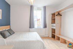 Posteľ alebo postele v izbe v ubytovaní 3 APPTS - 3 à 7 lits - Parfait 6 à 10 pers - max 29 pers - 1 immeuble - Convivialité, Rentabilité ------ ENGLISH - 3 APTS - 3 to 7 beds - Ideal for 6 to 10 guests - Up to 29 - Same building -- Cattenom