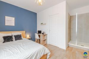 Posteľ alebo postele v izbe v ubytovaní 3 APPTS - 3 à 7 lits - Parfait 6 à 10 pers - max 29 pers - 1 immeuble - Convivialité, Rentabilité ------ ENGLISH - 3 APTS - 3 to 7 beds - Ideal for 6 to 10 guests - Up to 29 - Same building -- Cattenom