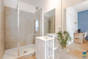 Kúpeľňa v ubytovaní 3 APPTS - 3 à 7 lits - Parfait 6 à 10 pers - max 29 pers - 1 immeuble - Convivialité, Rentabilité ------ ENGLISH - 3 APTS - 3 to 7 beds - Ideal for 6 to 10 guests - Up to 29 - Same building -- Cattenom