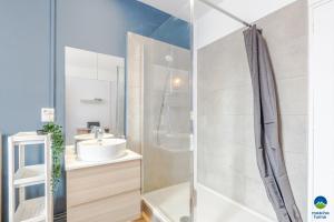 Kúpeľňa v ubytovaní 3 APPTS - 3 à 7 lits - Parfait 6 à 10 pers - max 29 pers - 1 immeuble - Convivialité, Rentabilité ------ ENGLISH - 3 APTS - 3 to 7 beds - Ideal for 6 to 10 guests - Up to 29 - Same building -- Cattenom