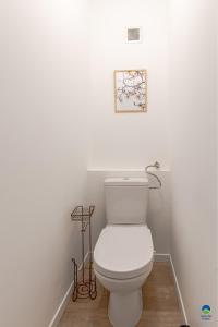 Kúpeľňa v ubytovaní 3 APPTS - 3 à 7 lits - Parfait 6 à 10 pers - max 29 pers - 1 immeuble - Convivialité, Rentabilité ------ ENGLISH - 3 APTS - 3 to 7 beds - Ideal for 6 to 10 guests - Up to 29 - Same building -- Cattenom