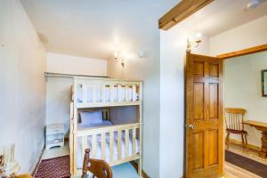 Двухъярусная кровать или двухъярусные кровати в номере Quaint Paris Vacation Rental Near Bear Lake!