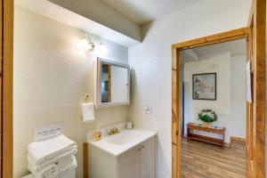 Ванная комната в Quaint Paris Vacation Rental Near Bear Lake!