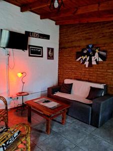 Cabaña La Nena في سانتا روزا: غرفة معيشة مع أريكة وطاولة