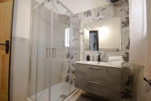 un bagno con doccia e lavandino di Ovidio home a Palermo Altre 22 foto