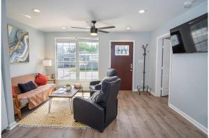 Una sala de estar con un sofá y un ventilador de techo. en Charming 3BR2BA Gem Close to Downtown Riverwalk, en San Antonio