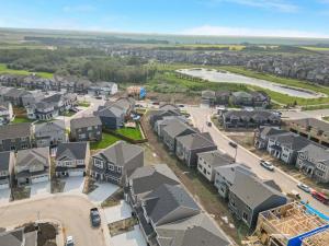 una vista aérea de una ciudad con casas en A cozy 3 bedroom new house with 2 living rooms, en Edmonton