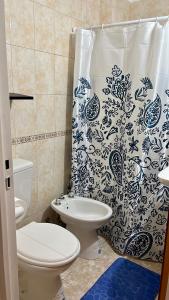 ein Badezimmer mit Toilette und Duschvorhang in der Unterkunft Monoambiente EK Centro Neuquén in Neuquén