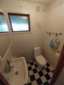 uma pequena casa de banho com WC e lavatório em Gula huset em Rottneros