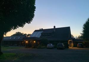 ein Haus mit Sonnenkollektoren auf dem Dach in der Unterkunft IQBAL-Hütte (die Moorperle) in Beverstedt