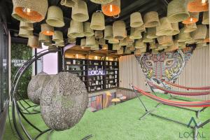 una habitación con un montón de cestas colgando del techo en Be Local, en Ciudad de México