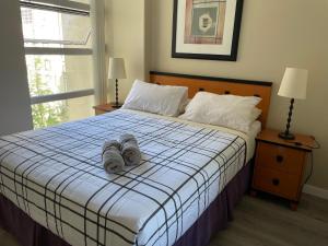 Ένα ή περισσότερα κρεβάτια σε δωμάτιο στο 1BD+Den condo, with free parking in Downtown!