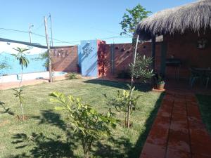 einen Hinterhof mit einem Zaun und einigen Pflanzen in der Unterkunft De vuelta a casa in Zarate Isla + 7 Fotos