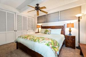 カイルア・コナにあるKona Mansions#211のベッドと天井扇風機のある寝室 +21枚の写真