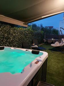 een hot tub in een achtertuin met twee laptops erop bij Garden apartment Leoma with free parking! in Zadar