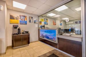 a waiting room at a fast food restaurant at Motel 6-Villa Park, IL - Chicago West in Villa Park