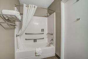 y baño con bañera y cortina de ducha. en Motel 6-Villa Park, IL - Chicago West en Villa Park